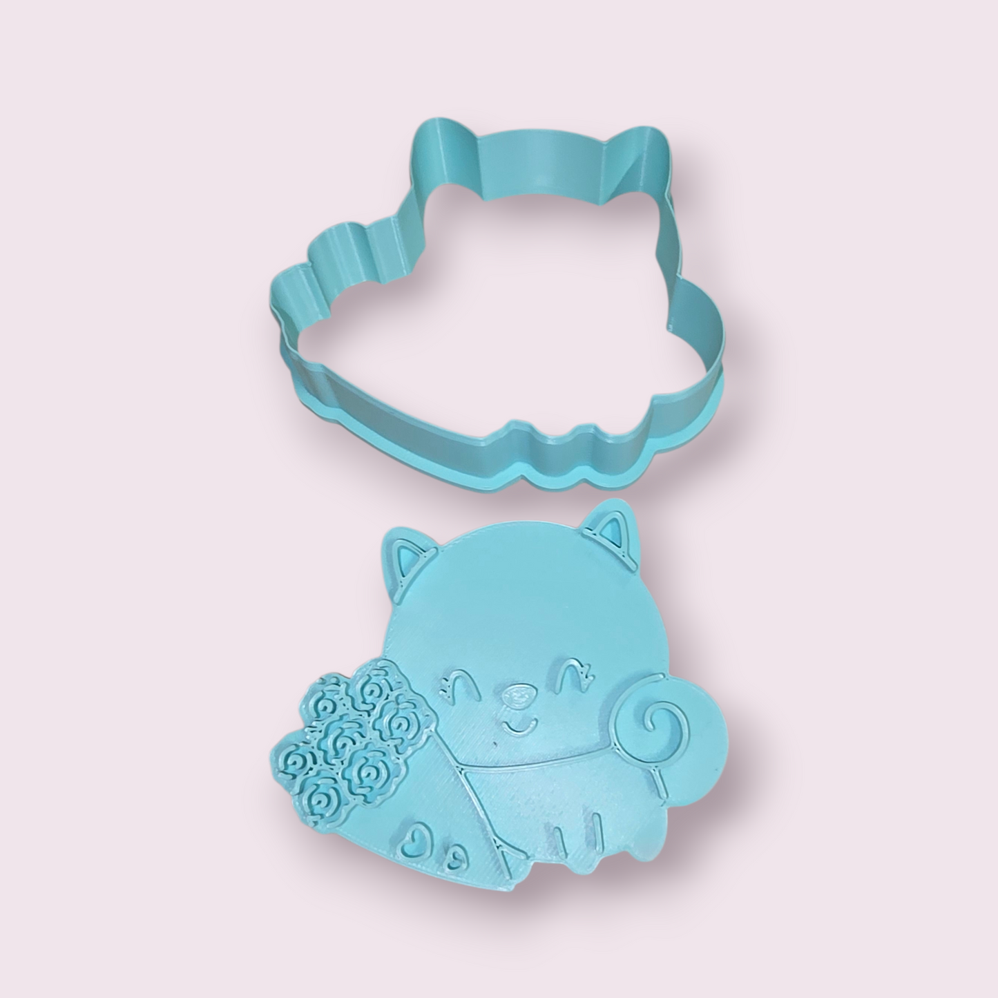 GATITO CON RAMO DE FLORES