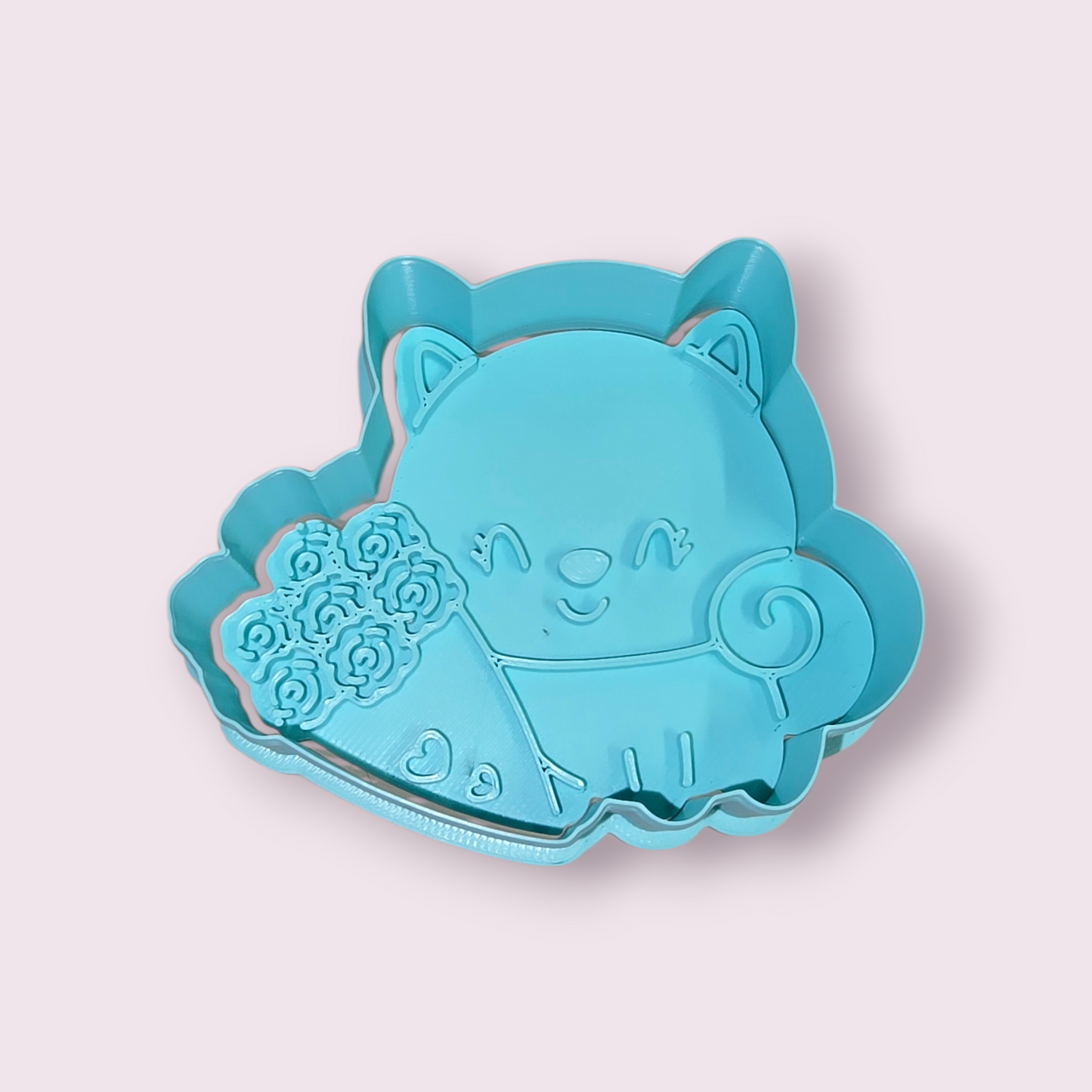 GATITO CON RAMO DE FLORES